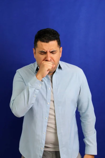 Hombre Adulto Latino Cabello Oscuro Está Enfermo Tiene Dolor Garganta — Foto de Stock