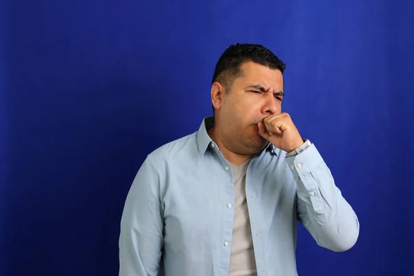 Hombre Adulto Latino Cabello Oscuro Está Enfermo Tiene Dolor Garganta —  Fotos de Stock