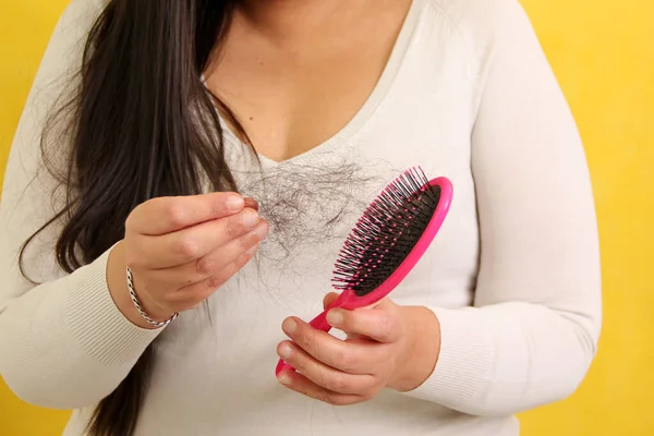 Les Mains Femme Prennent Une Brosse Cheveux Avec Nombreux Poils — Photo