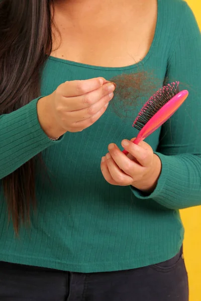 Руки Женщины Берут Расческу Многими Выпавшими Волосами После Чистки Алопезии — стоковое фото