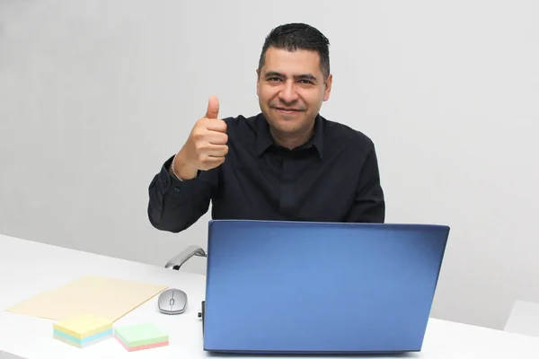 남자는 자신의 사무실에서 노트북을 가지고 일하고 행복해 이유는 자신의 승리의 — 스톡 사진