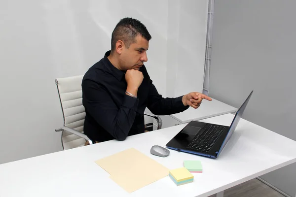 Latino Ενήλικας Άνθρωπος Εργάζεται Στο Γραφείο Του Laptop Του Και — Φωτογραφία Αρχείου
