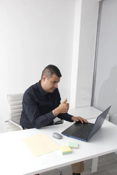 Latino Volwassen Man Werkt Zijn Kantoor Met Zijn Laptop Opgewonden — Stockfoto