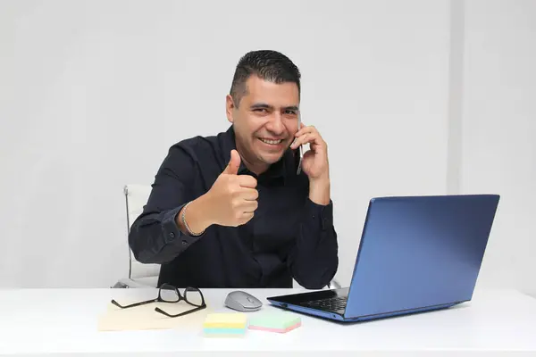 Hombre Adulto Latino Trabaja Oficina Con Computadora Portátil Está Emocionado — Foto de Stock
