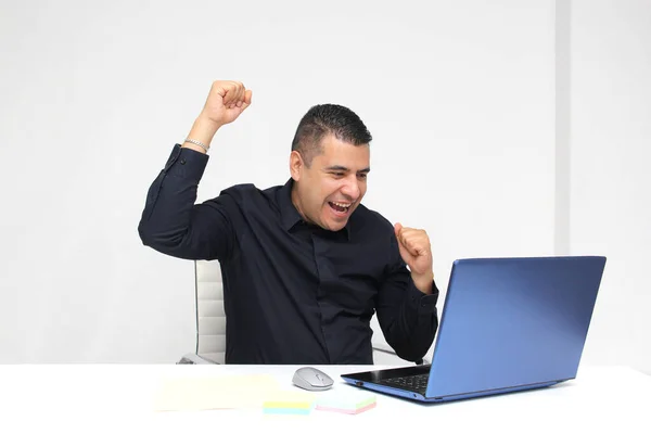 Латиноамериканський Дорослий Чоловік Працює Своєму Офісі Своїм Ноутбуком Радіє Тішиться — стокове фото
