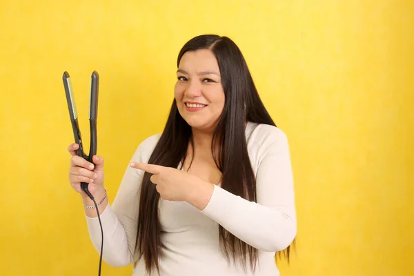 Взрослая Латиноамериканка Длинными Прямыми Волосами Расчесывает Волосы Выпрямителем Беспокоясь Повреждениях — стоковое фото