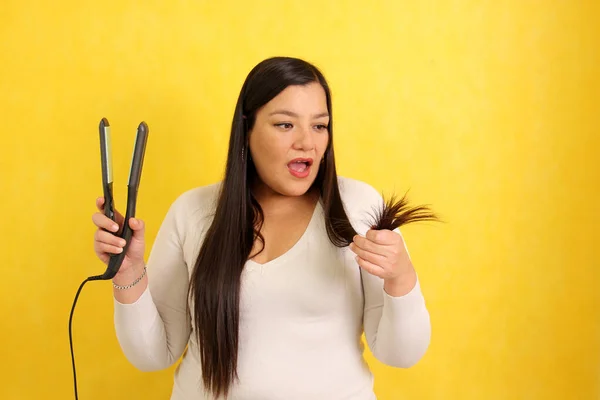 Взрослая Латиноамериканка Длинными Прямыми Волосами Расчесывает Волосы Выпрямителем Беспокоясь Повреждениях — стоковое фото