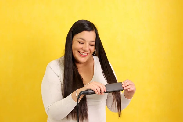 Felnőtt Latin Nagyon Hosszú Egyenes Haj Fésülködik Haját Egy Kiegyenesítő — Stock Fotó