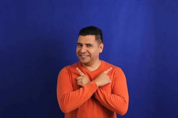 Homem Adulto Anos Idade Latino Morena Com Pontos Camisola Laranja — Fotografia de Stock