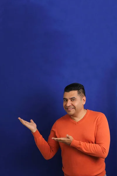 Volwassen Man Veertig Jaar Oud Latino Brunette Met Oranje Trui — Stockfoto