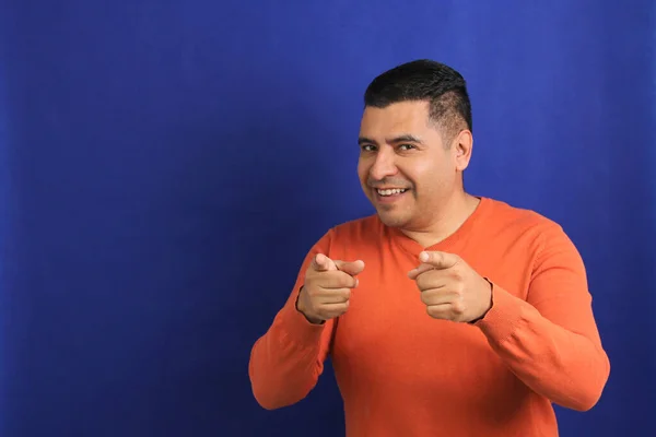 Hombre Adulto Cuarenta Años Latino Morena Con Puntos Suéter Naranja —  Fotos de Stock