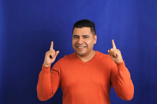 Volwassen Man Veertig Jaar Oud Latino Brunette Met Oranje Trui — Stockfoto