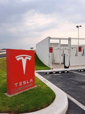 Meksika Eyaleti, Meksika - 05 Mayıs 2023: Amerikalı elektrikli araba şirketi Tesla, ücretsiz hizmet sunduktan sonra Meksika 'da süperşarj aletlerini kullanmaya başladı.