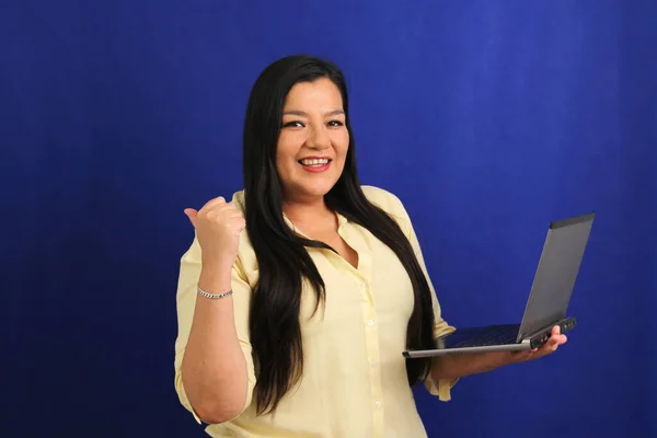 Mulher Adulta Latina Cabelos Escuros Usa Laptop Para Trabalho Compras — Fotografia de Stock