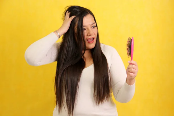 Uzun Saçlı Yetişkin Bir Latin Kadın Saçlarını Tararken Üzülüyor Acı — Stok fotoğraf