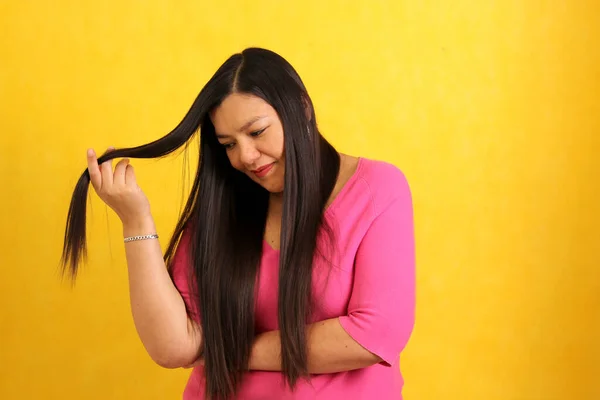 Латиноамериканская Взрослая Женщина Длинными Прямыми Волосами Счастлива Иметь Здоровые Блестящие — стоковое фото