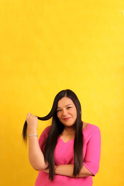 Latinská Dospělá Žena Velmi Dlouhými Rovnými Vlasy Šťastná Zdravé Lesklé — Stock fotografie