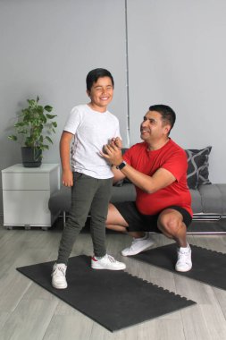 Öğrenci bir öğretmen olarak evindeki boks sınıfında baba ve oğul arasında spor teknikleri ve alıştırmaları öğretiyorum.