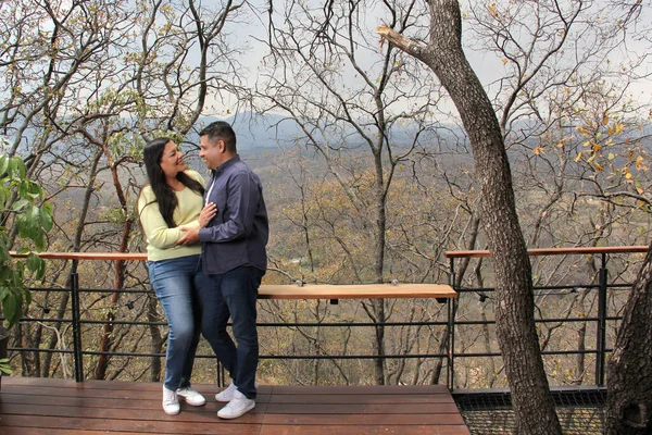 40歳の大人ラテン系のカップルは 愛の記念日を祝うために森の真ん中のキャビンでロマンチックな休暇を過ごしています — ストック写真