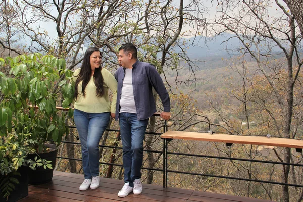 40歳の大人ラテン系のカップルは 愛の記念日を祝うために森の真ん中のキャビンでロマンチックな休暇を過ごしています — ストック写真