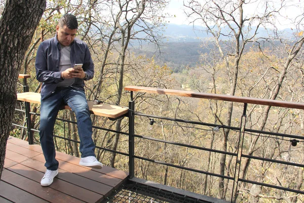 Ciemnowłosy Letni Latynos Używa Telefonu Komórkowego Rozmów Wideo Wiadomości Podczas — Zdjęcie stockowe