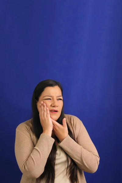 Dospělá Letá Latina Žena Trpí Bolestí Zubů Důsledku Dutin Zánětu — Stock fotografie