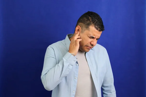 Hombre Latino Moreno Adulto Años Sufre Dolor Los Oídos Debido —  Fotos de Stock