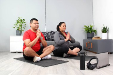 Latin erkek ve kadın çiftler, aşkla bağ kurmak için geleneksel ruhsal, fiziksel ve zihinsel bir disiplin olan yogayı uygularlar.