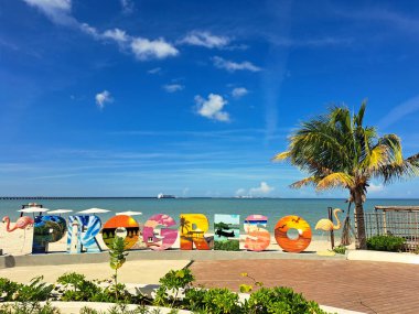 Progreso, Yucatan, Meksika - 23 Kasım 2022: Yarımadanın liman kenti, ikonik uzun rıhtımına yanaşan yolcu gemileri için bir durak. Malecon okyanus kıyısında bir gezinti güvertesidir.