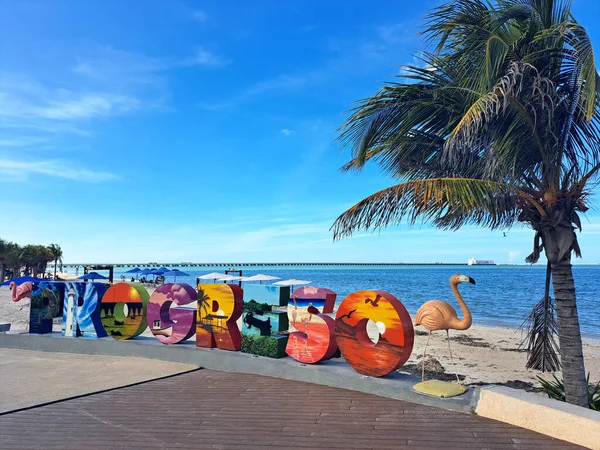 Progreso, Yucatan, Meksika - 23 Kasım 2022: Yarımadanın liman kenti, ikonik uzun rıhtımına yanaşan yolcu gemileri için bir durak. Malecon okyanus kıyısında bir gezinti güvertesidir.