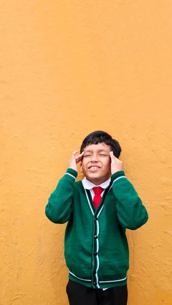 Летний Темнокожий Латиноамериканец Школьной Форме Страдает Головной Боли Выгорания Стресса — стоковое фото