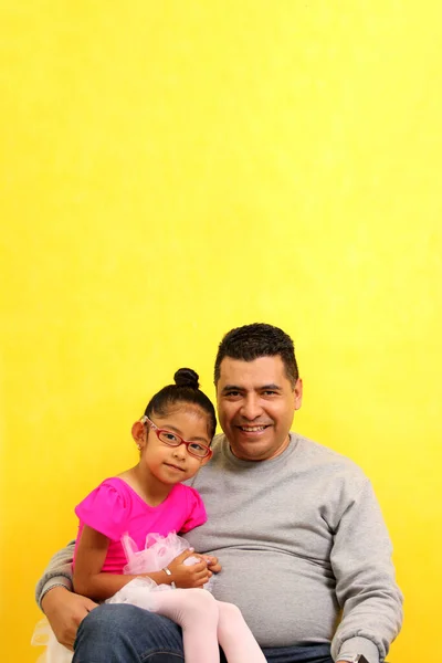Rozwiedziony Samotny Brązowy Tata Niesie Swoją Latynoską Córkę Nogach Przebraną — Zdjęcie stockowe