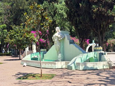 Mexico City, Mexico - 24 Nisan 2023: Condesa mahallesi seçkinleşiyor, yüksek satın alma gücü olan birçok yabancı Meksika başkentinde kalmaya geldi ve şimdi her şey İngilizce.