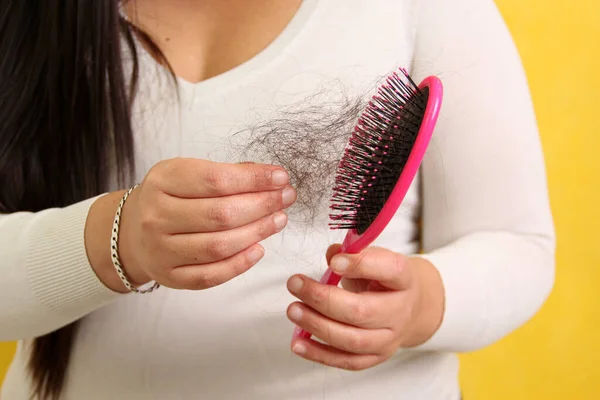 Dospělá Latina Žena Trpí Vypadávání Vlasů Při Kartáčování Symptom Alopecie — Stock fotografie
