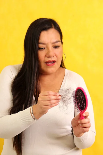Взрослая Латиноамериканка Страдает Выпадения Волос Чистке Симптомом Алопеции Волчанки Диабета — стоковое фото