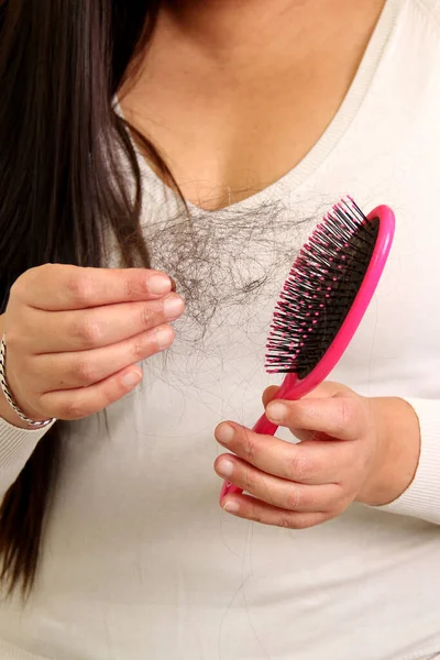 Доросла Жінка Латина Страждає Від Втрати Волосся Коли Чистять Симптом — стокове фото