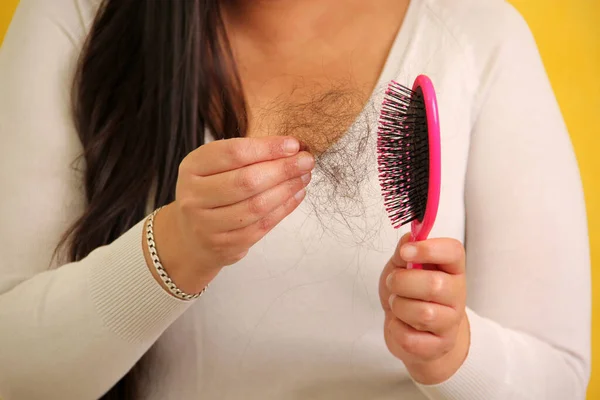 Dospělá Latina Žena Trpí Vypadávání Vlasů Při Kartáčování Symptom Alopecie — Stock fotografie
