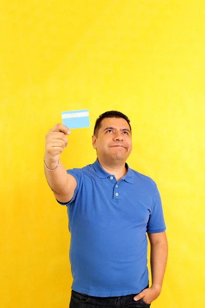 Річний Латиноамериканець Темним Волоссям Показує Свою Кредитну Або Дебетову Картку — стокове фото