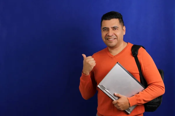 Hombre Latino Años Pelo Oscuro Trae Computadora Portátil Mochila Trabajo —  Fotos de Stock