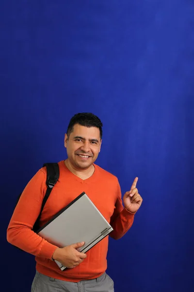 Річний Латиноамериканець Темноволосий Приносить Свій Ноутбук Рюкзак Роботи Або Навчання — стокове фото