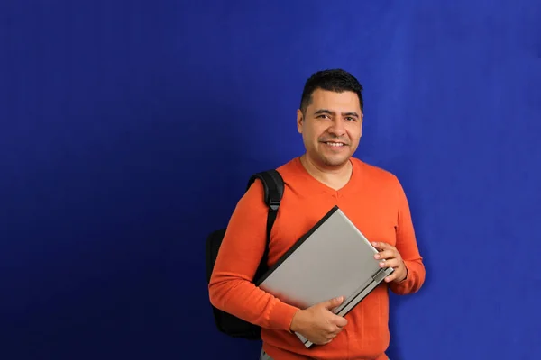 Homme Latino Ans Aux Cheveux Bruns Apporte Son Ordinateur Portable — Photo
