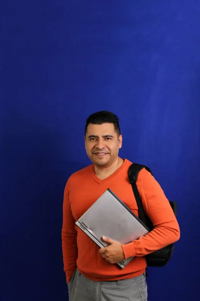Річний Латиноамериканець Темноволосий Приносить Свій Ноутбук Рюкзак Роботи Або Навчання — стокове фото