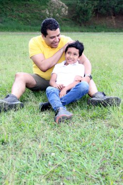 Boşanmış bekar bir baba ve koyu renk saçlı Latin bir oğlu var. 9 yaşında. Parkta oynuyor ve teknoloji olmadan birlikte iyi vakit geçiriyorlar.