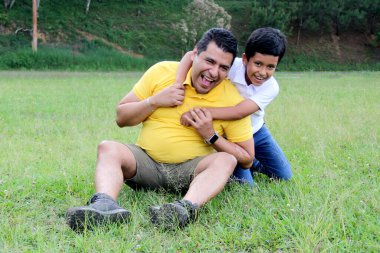 Boşanmış bekar bir baba ve koyu renk saçlı Latin bir oğlu var. 9 yaşında. Parkta oynuyor ve teknoloji olmadan birlikte iyi vakit geçiriyorlar.