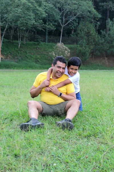 Divorciado Padre Soltero Hijo Latino Cabello Oscuro Años Juegan Parque —  Fotos de Stock