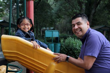 Boşanmış bekar baba ve 4 yaşındaki kızı Latin esmerler açık hava parkında oyun oynuyorlar. Birlikte teknolojisiz zaman geçiriyorlar.