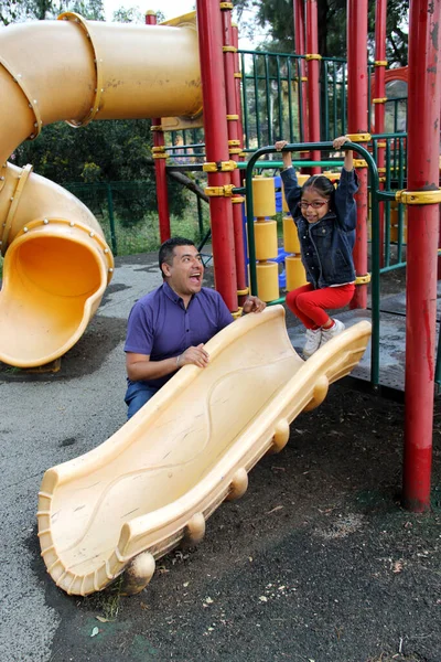 Geschiedener Alleinerziehender Vater Und Jährige Tochter Latino Brünetten Spielen Auf — Stockfoto