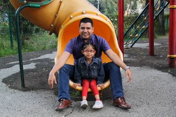 Χωρισμένος Ανύπαντρος Μπαμπάς Και Year Old Κόρη Latino Μελαχρινές Παίζουν — Φωτογραφία Αρχείου