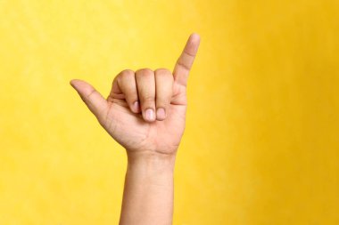 Latin bir adamın elleri işaret dili, ifade ve hareket-mekan yapılandırması ve sağırların iletişim kanalı kurduğu görsel algı oluşturur.