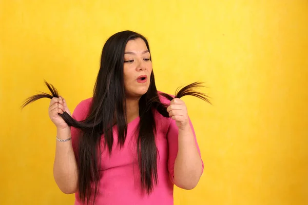 40岁的拉丁裔成年妇女 一头长长的直发 头发残破 需要治疗 — 图库照片